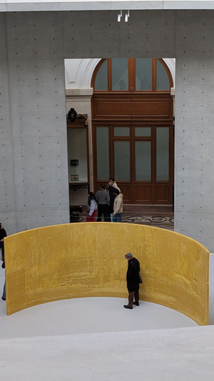 Выставка минимализм в парижской бирже